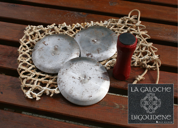 Palets d'acier et galoche en bois rouge du jeu de la galoche bretonne