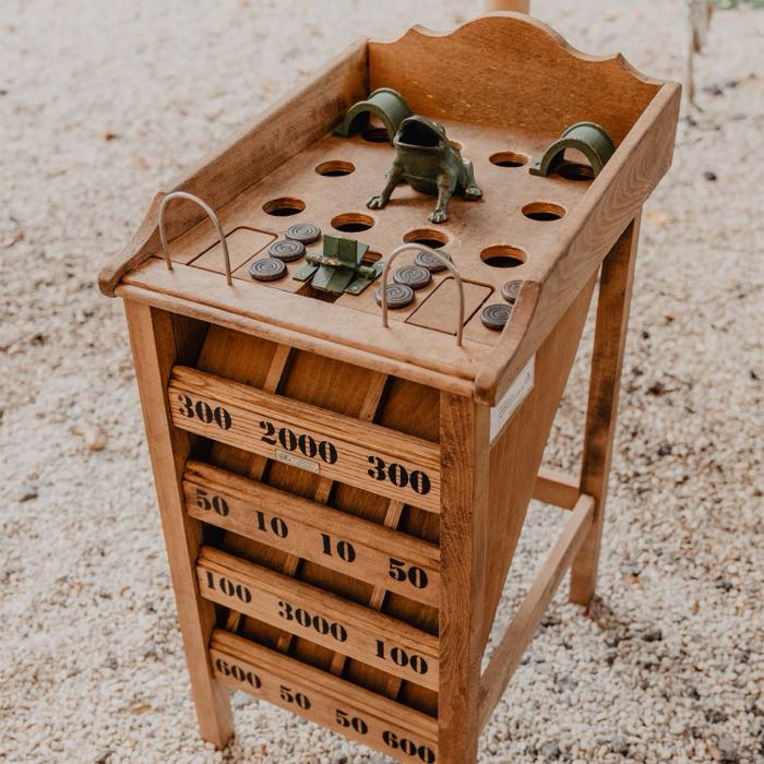 Jeu de la grenouille en bois avec sa grenouille en fonte et ses palets