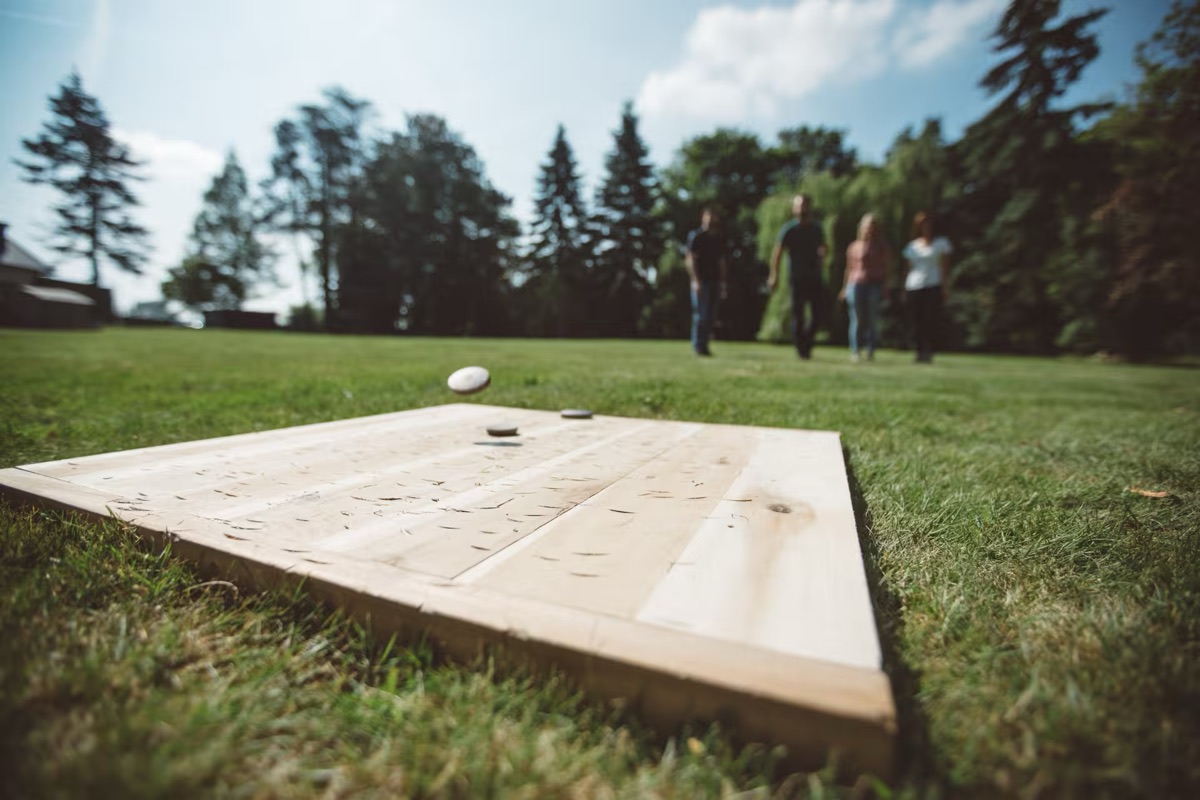 Planche de palet breton dans l'herbe, un palet en vol